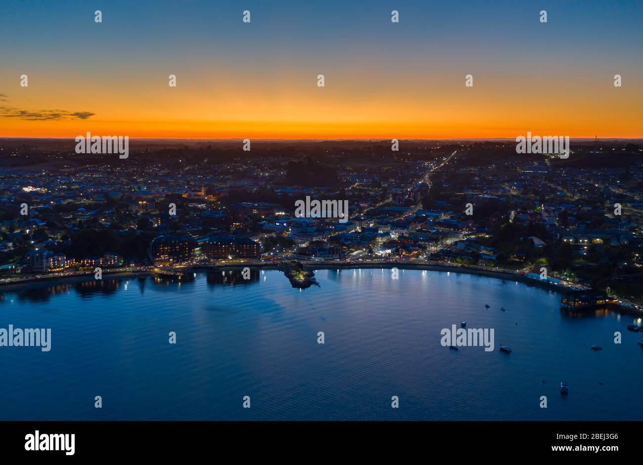 Luftaufnahme der Stadt Puerto Varas kurz nach Sonnenuntergang, im Los Lagos Distrikt von Chile Stockfoto