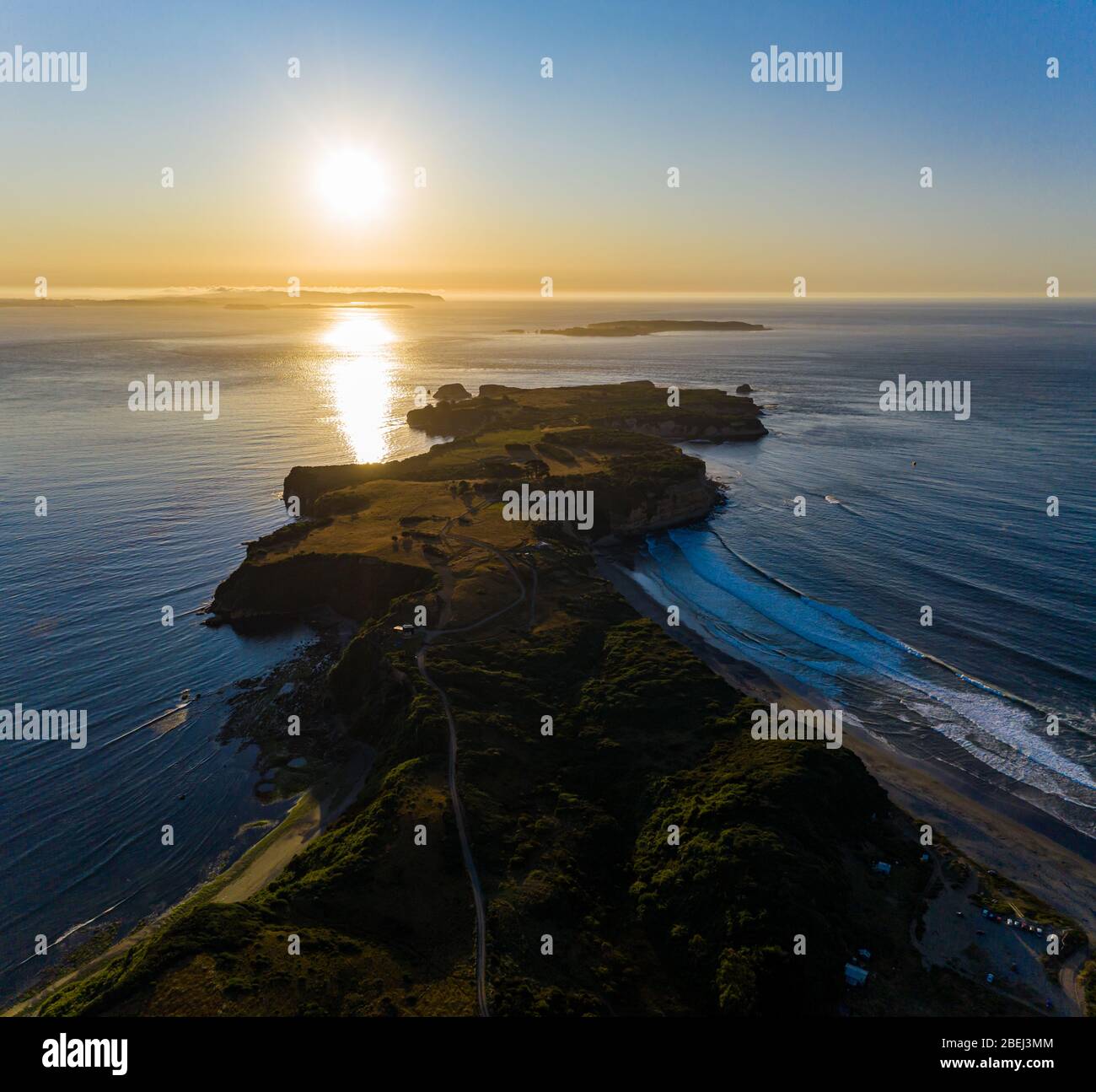 Luftaufnahme der südpazifischen Ozeanküste bei Sonnenuntergang Stockfoto