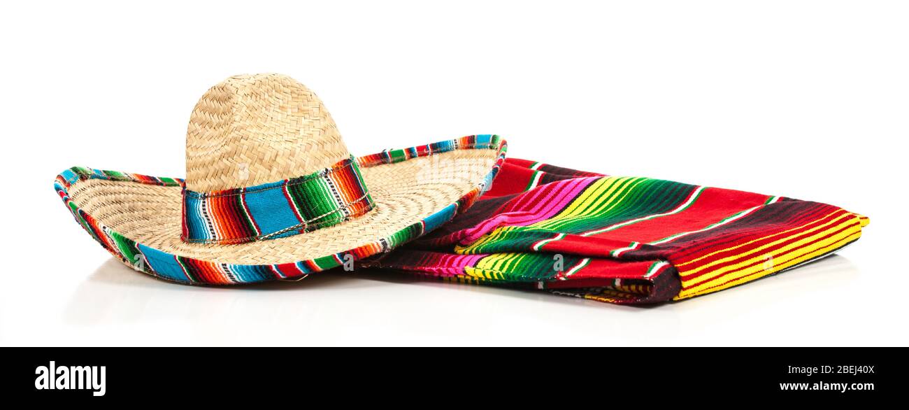 Ein gewebter mexikanischer Sombrero oder Hut mit einer bunten Serape Decke Stockfoto