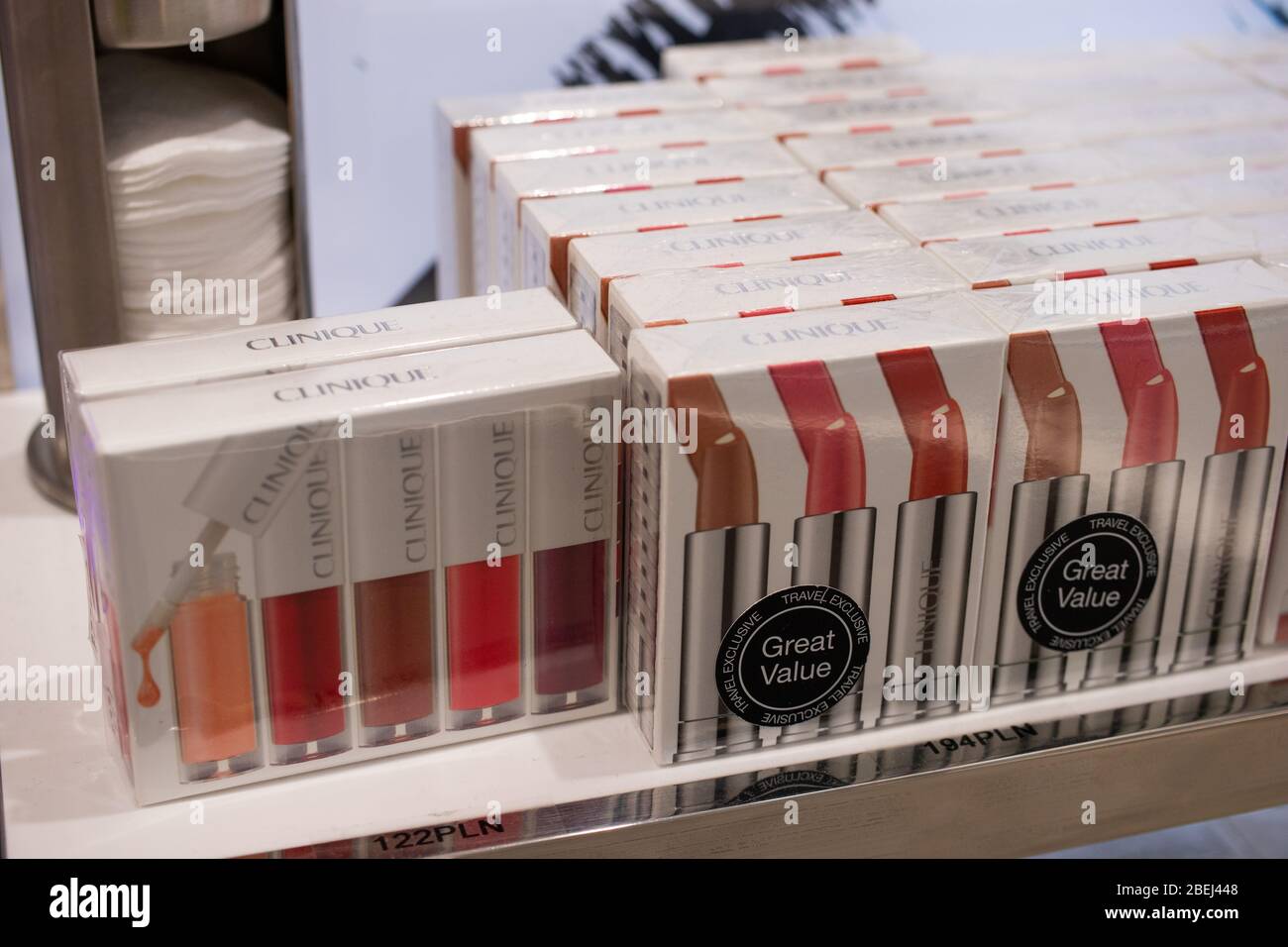 Brüssel, Belgien, Januar 2020: Clinique Cosmetics, täglich reparierendes Serum auf dem Display, Clinique bietet medizinische Anti-Aging-Kosmetik für Verbraucher Stockfoto