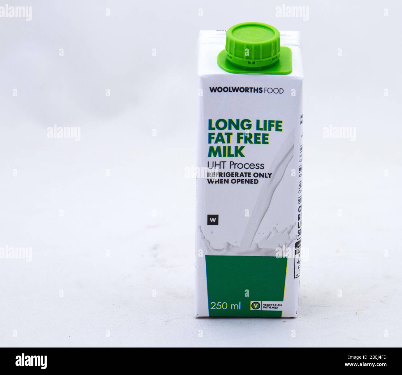 Alberton, Südafrika - eine Schachtel Woolworths Food Longlife fettfreie Milch isoliert auf einem klaren Hintergrundbild mit Kopierraum Stockfoto