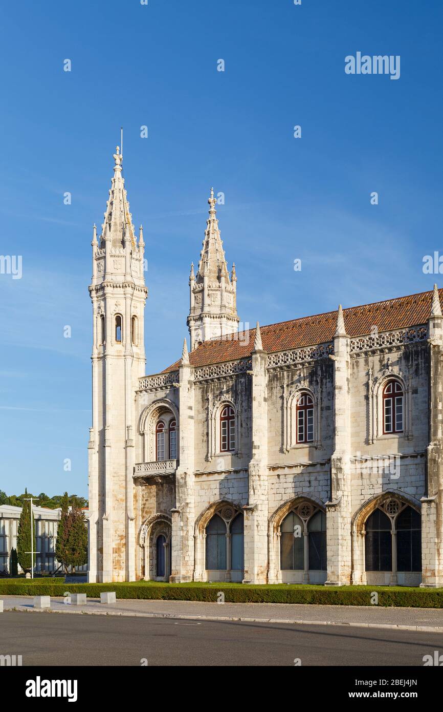 Blick auf das historische Mosteiro dos Jeronimos (Kloster Jeronimos) in Belem, Lissabon, Portugal, an einem sonnigen Morgen. Stockfoto