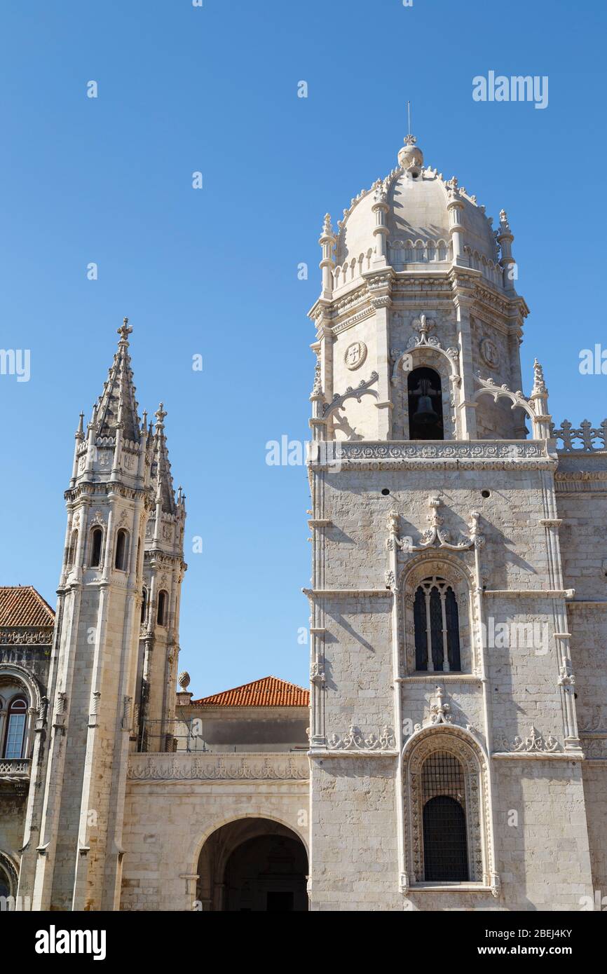 Blick auf die historische Hieronymus-Kloster (Hieronymus-Kloster) in Belem, Lissabon, Portugal, an einem sonnigen Tag. Stockfoto