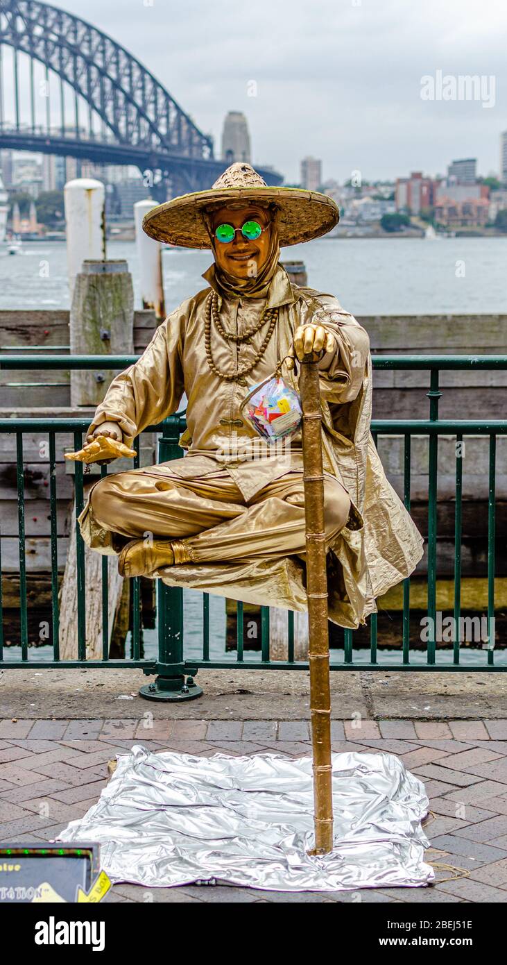 Live-Statue aus Gold, die im Hafen von Sydney auf der Straße schweben Stockfoto