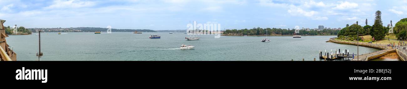 Panoramablick auf die Royal Botanic Gardens und die Residenzen von Sydney vom Opernhaus aus Stockfoto