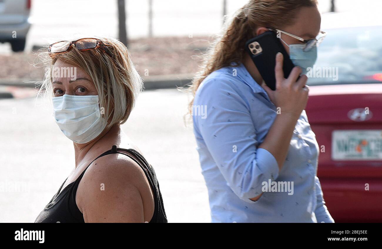 Kissimmee, Vereinigte Staaten. April 2020. Frauen tragen Gesichtsmasken am ersten Tag, an dem die örtlichen Beamten in Osceola County, Florida in der Nähe von Orlando das Tragen von Gesichtsbezügen in der Öffentlichkeit obligatorisch machten, um die Ausbreitung der COVID-19 Pandemie einzudämmen. Quelle: SOPA Images Limited/Alamy Live News Stockfoto