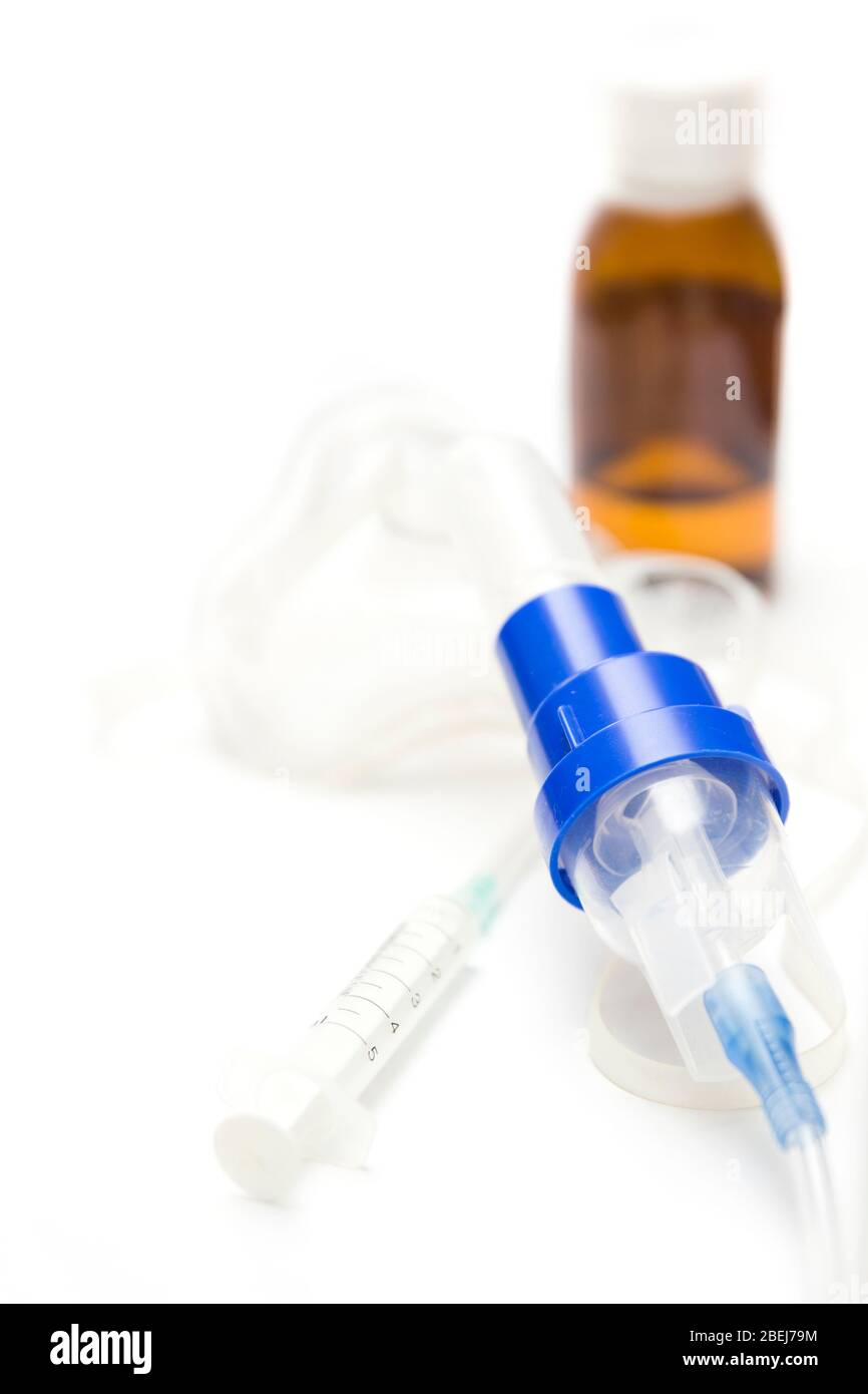 Medizinische Geräte zum Einatmen mit Atemschutzmaske, Vernebler auf dem weißen Tisch Stockfoto