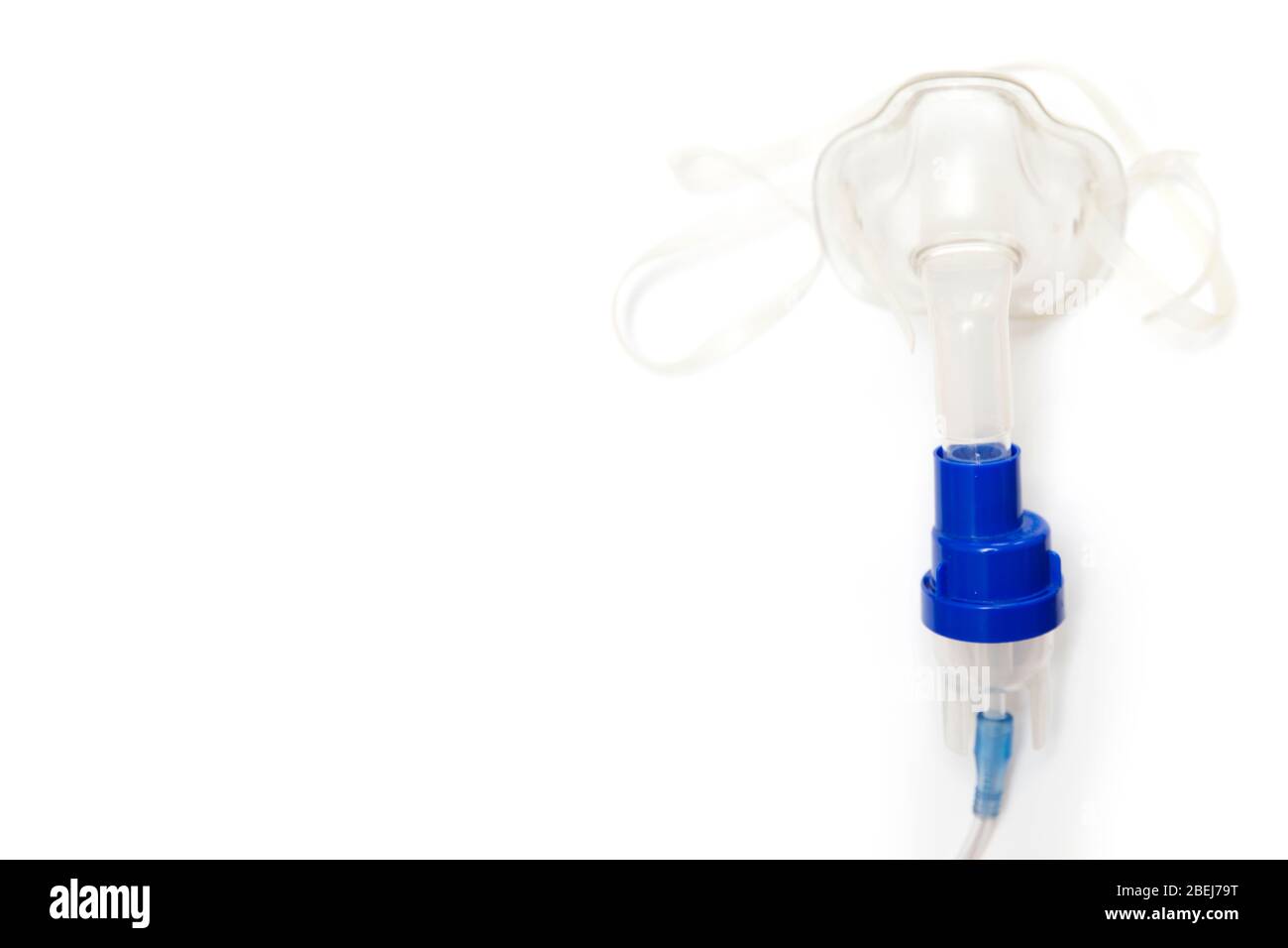 Medizinische Geräte zum Einatmen mit Atemschutzmaske, Vernebler auf dem weißen Tisch Stockfoto