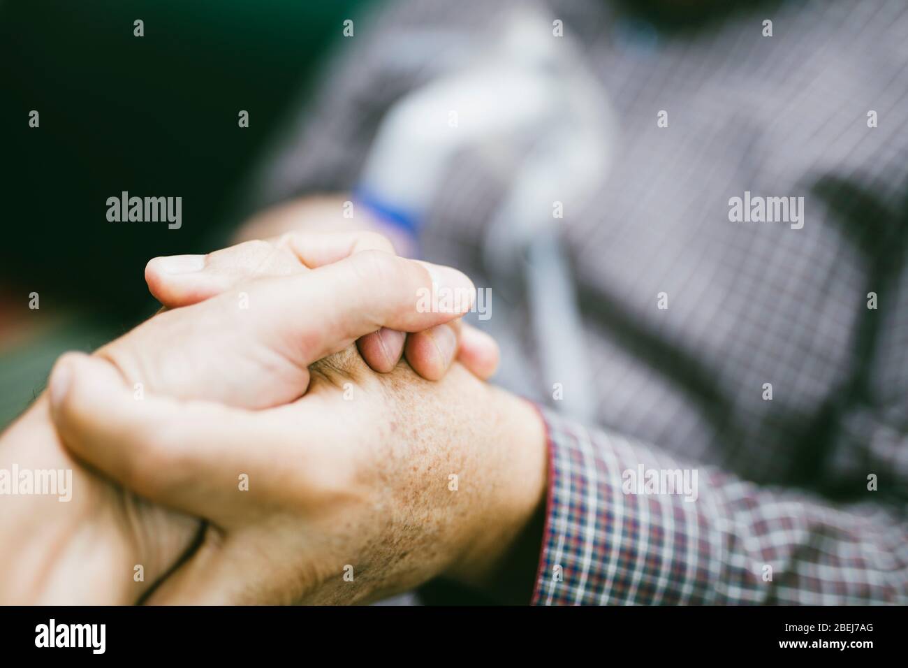 Leitender Mann, der medizinische Geräte für die Inhalation mit Atemschutzmaske verwendet, Vernebler im Zimmer Stockfoto