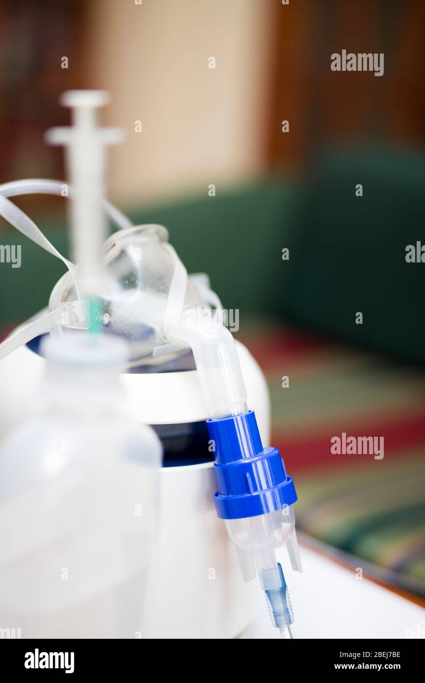 Medizinische Geräte zum Einatmen mit Atemschutzmaske, Vernebler auf dem weißen Tisch Stockfoto