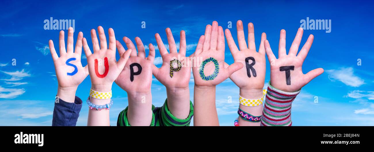 Kinder Hände Building Word Support, Blue Sky Stockfoto