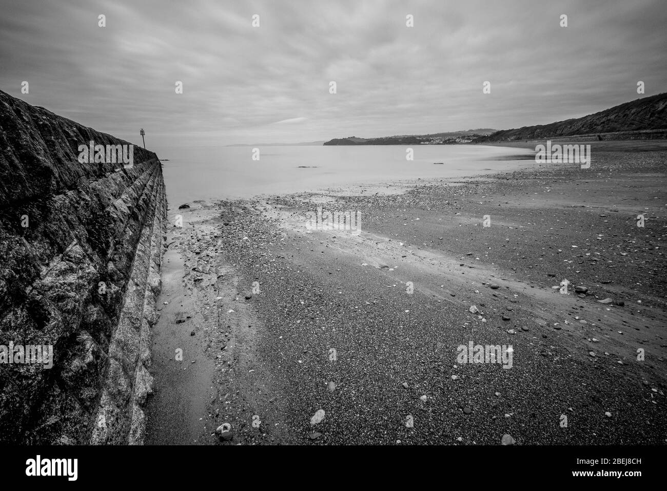 Ein Schwarzweißbild eines Strandes in Devon, Großbritannien. Stockfoto
