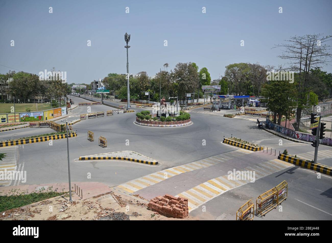 Prayagraj, Uttar Pradesh, Indien. April 2020. Prayagraj: Verlassene Sicht auf die Straßen während einer landesweiten Sperrung durch die Regierung auferlegte landesweite Sperrung als vorbeugende Maßnahme gegen das COVID-19 Coronavirus, in Allahabad am Dienstag, 14. April 2020. Kredit: Prabhat Kumar Verma/ZUMA Wire/Alamy Live News Stockfoto