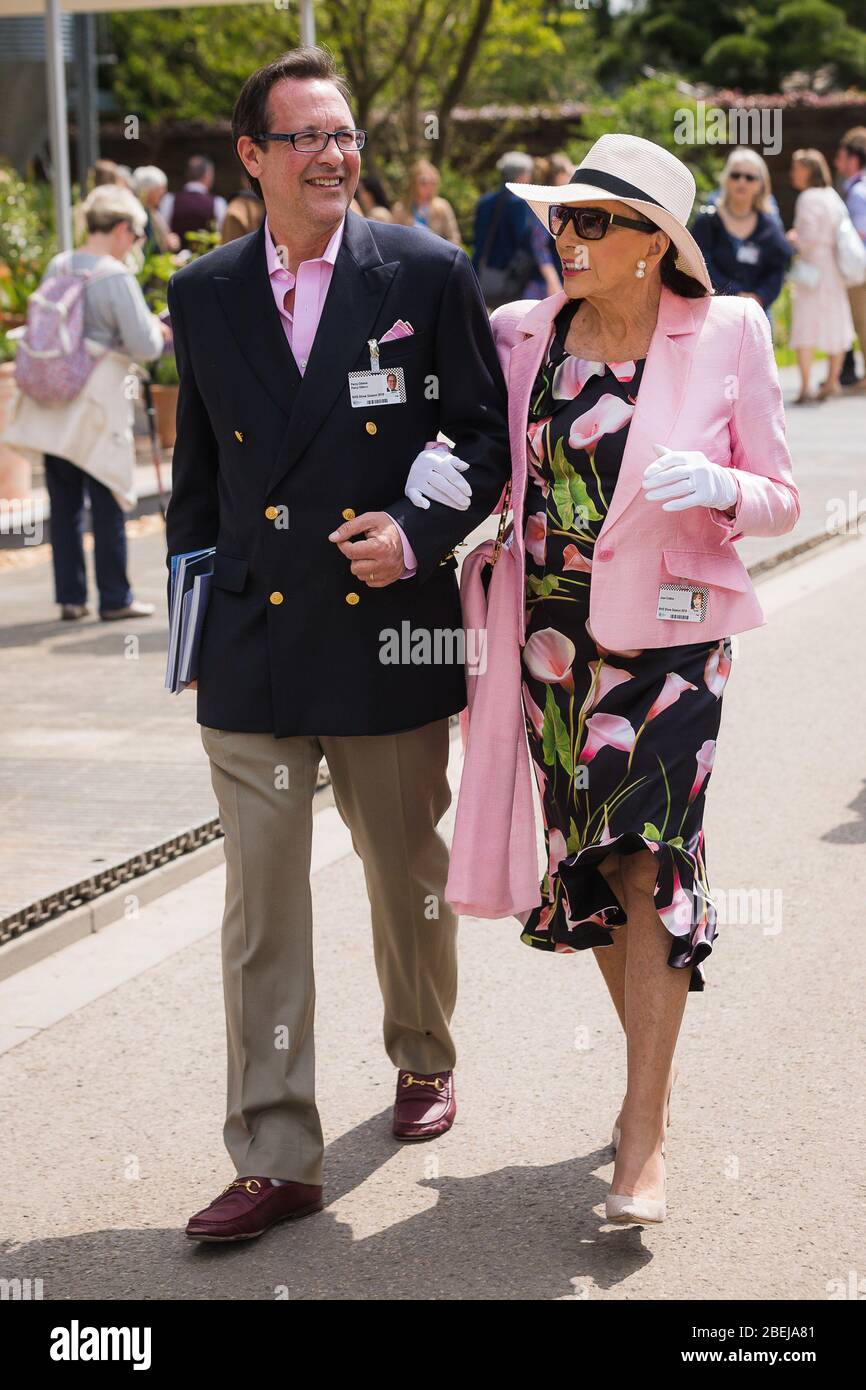 London, Großbritannien. Mai 2019. Dame Joan Collins und Percy Gibson nehmen am Eröffnungstag der Chelsea Flower Show 2019 Teil. Stockfoto