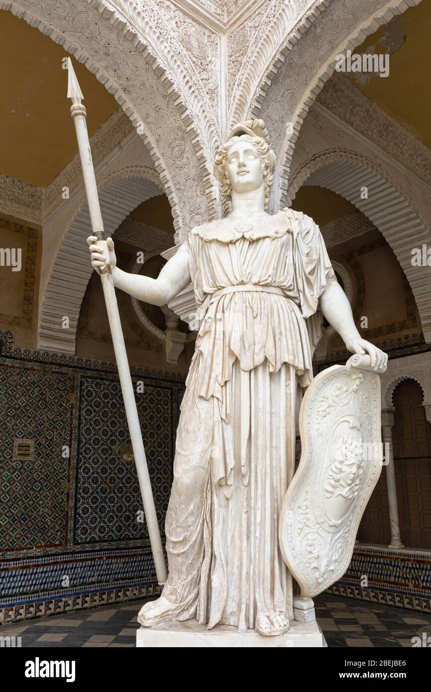 Statue der Athena im Hauptpatio der Casa de Pilatos, oder Pilatus-Haus, Sevilla, Provinz Sevilla, Andalusien, Südspanien. Stockfoto