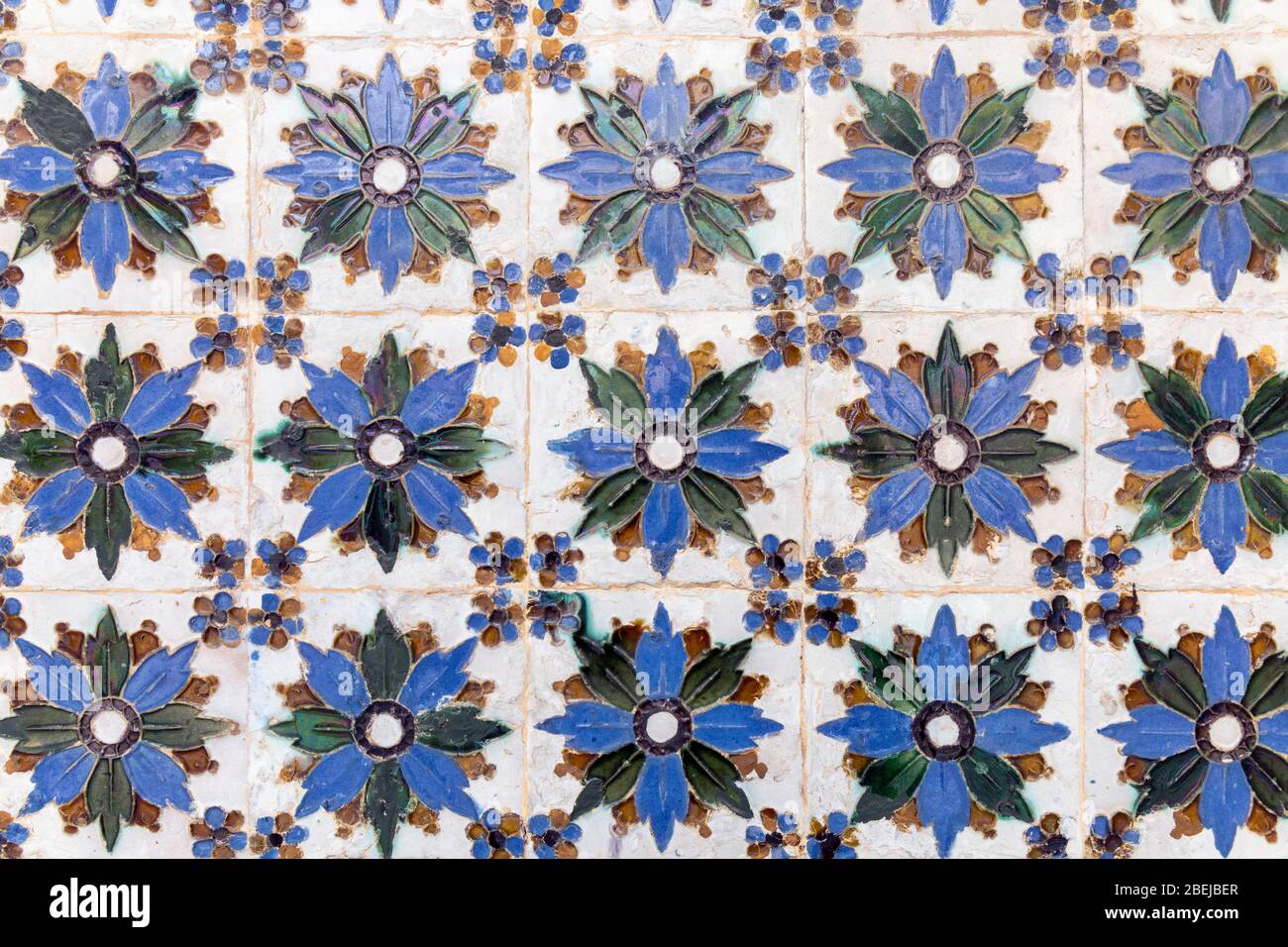 Keramikfliesen in der Casa de Pilatos, oder Pilatus’s House, Sevilla, Provinz Sevilla, Andalusien, Südspanien. Stockfoto