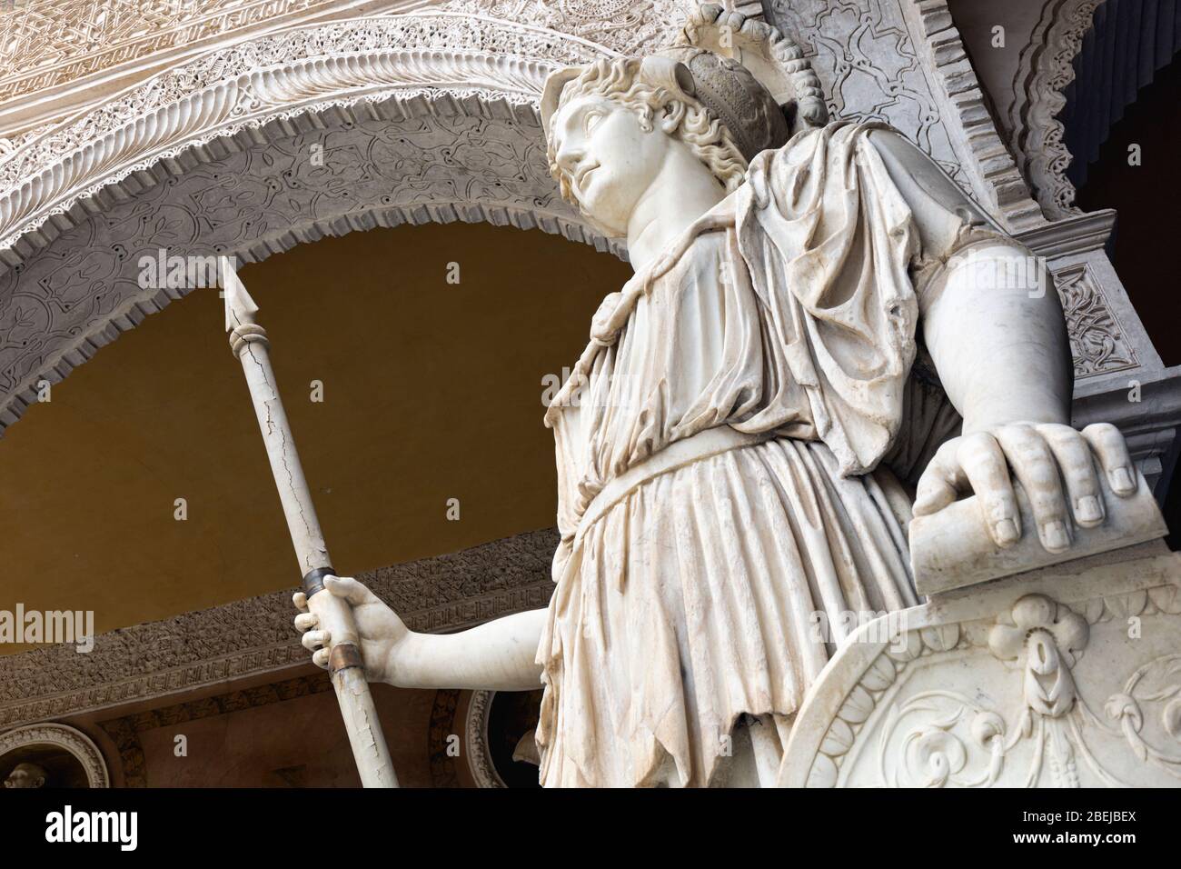 Statue der Athena im Hauptpatio der Casa de Pilatos, oder Pilatus-Haus, Sevilla, Provinz Sevilla, Andalusien, Südspanien. Stockfoto