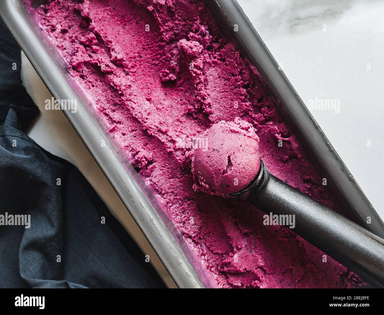 Eis und duftende Waffeln. Nahaufnahme Stockfoto