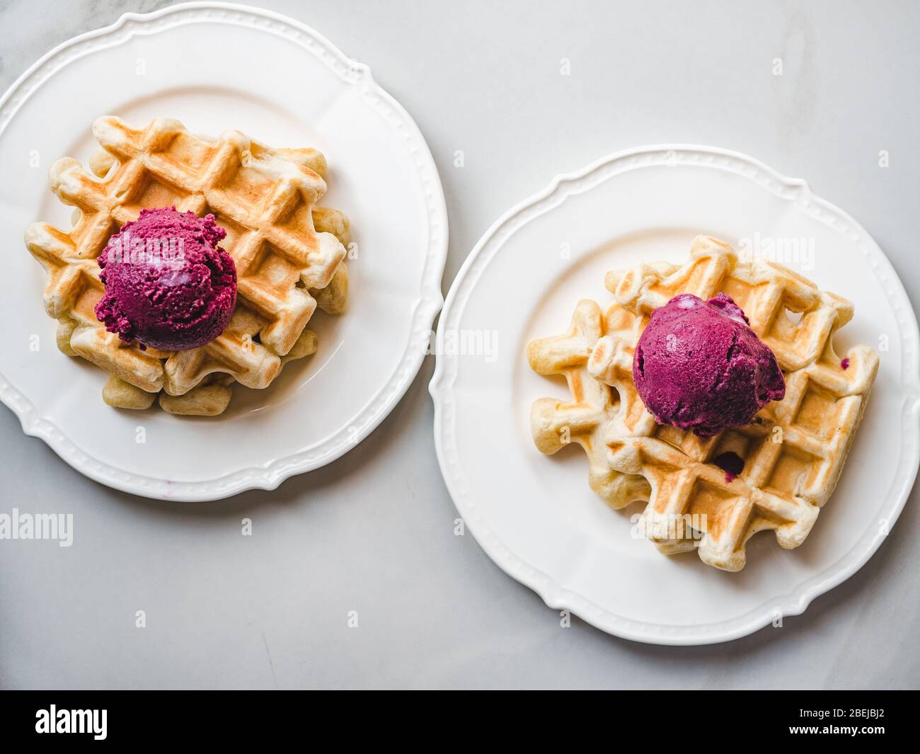 Eis und duftende Waffeln. Nahaufnahme Stockfoto