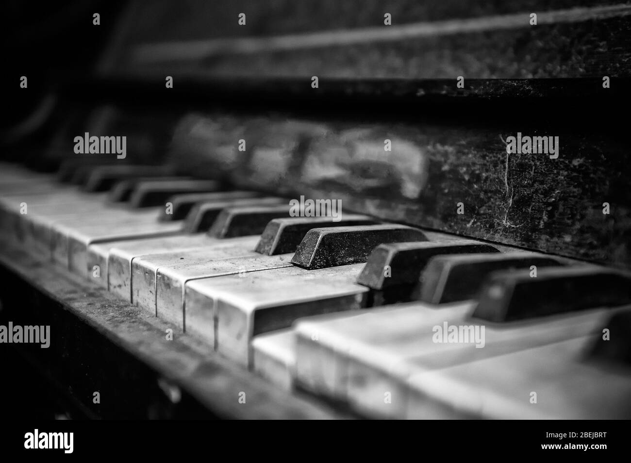 Alte Piano Black&White Keyboard mit Staub bedeckt. Stockfoto