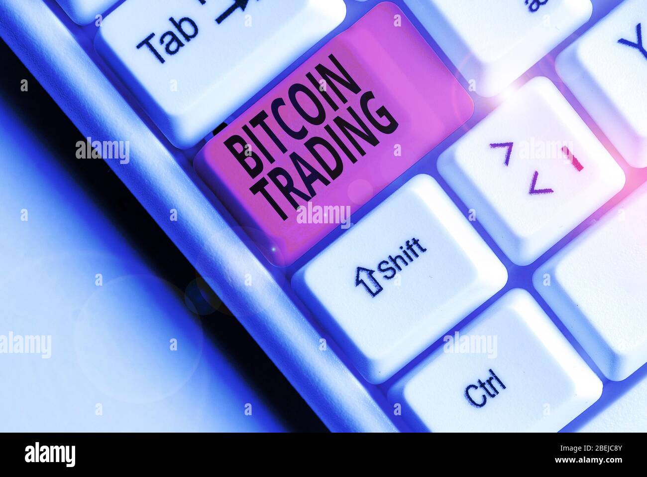 Hinweis zum Bitcoin Trading. Geschäftskonzept für den Kauf und Verkauf von Kryptokurrency auf dem Aktienmarkt Stockfoto
