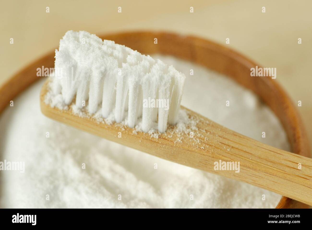 Nahaufnahme von Backpulver in einer Schüssel mit einer Holzzahnbürste - Zahnaufhellung Stockfoto