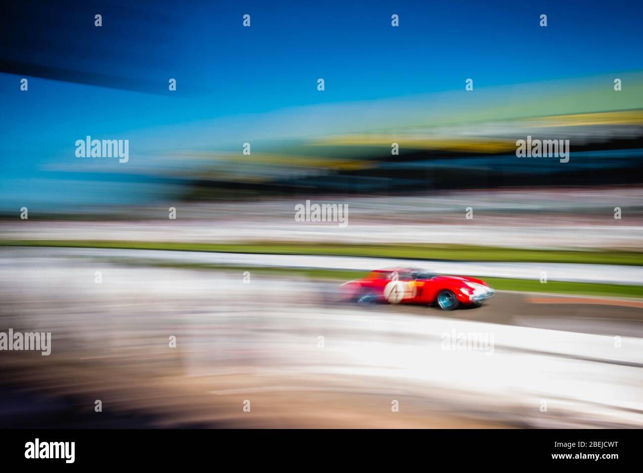 Abstrakter Schwenk Schuss von Vintage-Rennwagen mit hohem Maß an Bewegungsunschärfe Stockfoto