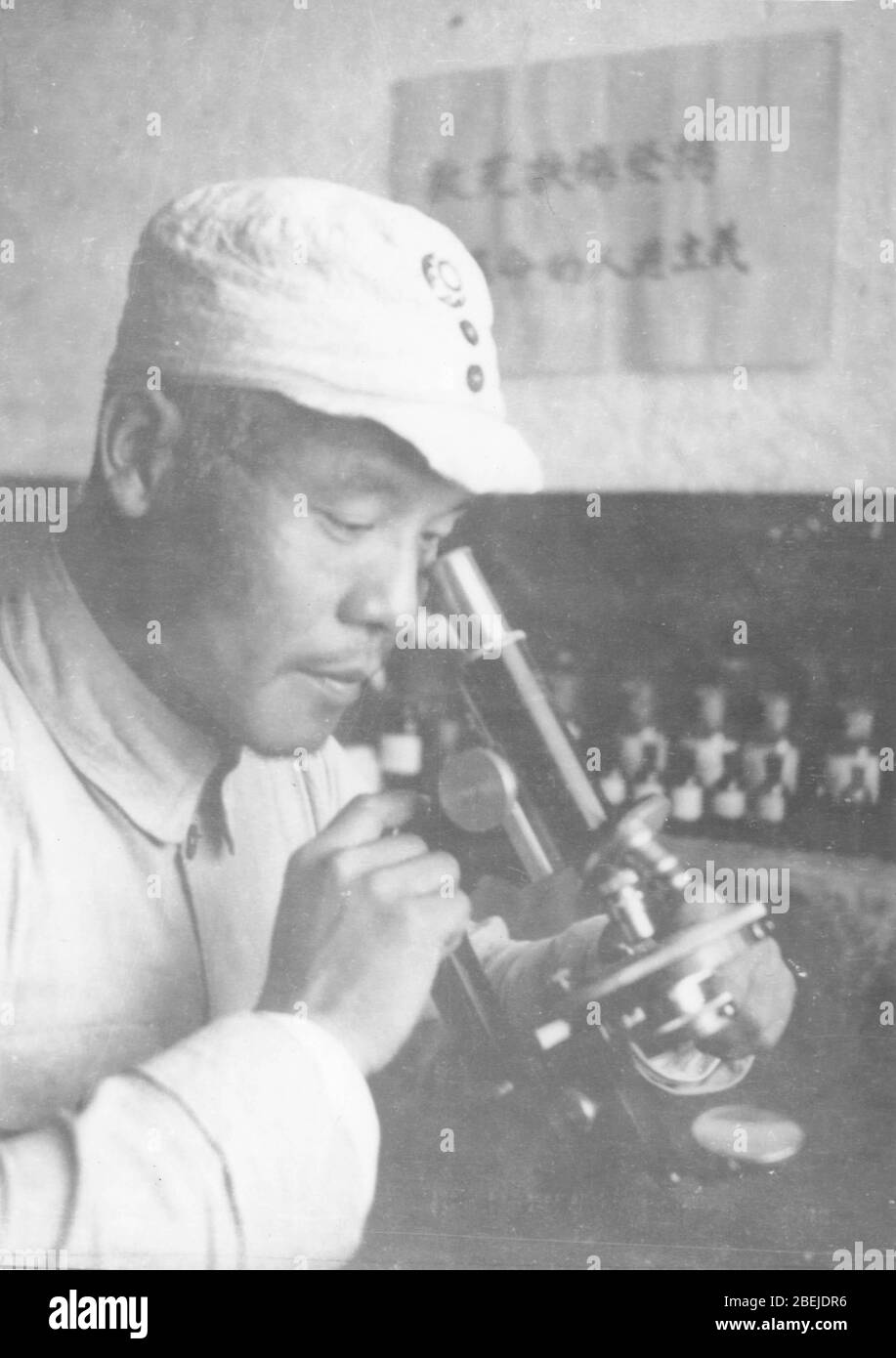 1944 untersuchte Dean Chen Qiyuan, ein Spezialist für Innere Medizin am Internationalen Friedensspital von Bethune, die Bakterien Stockfoto