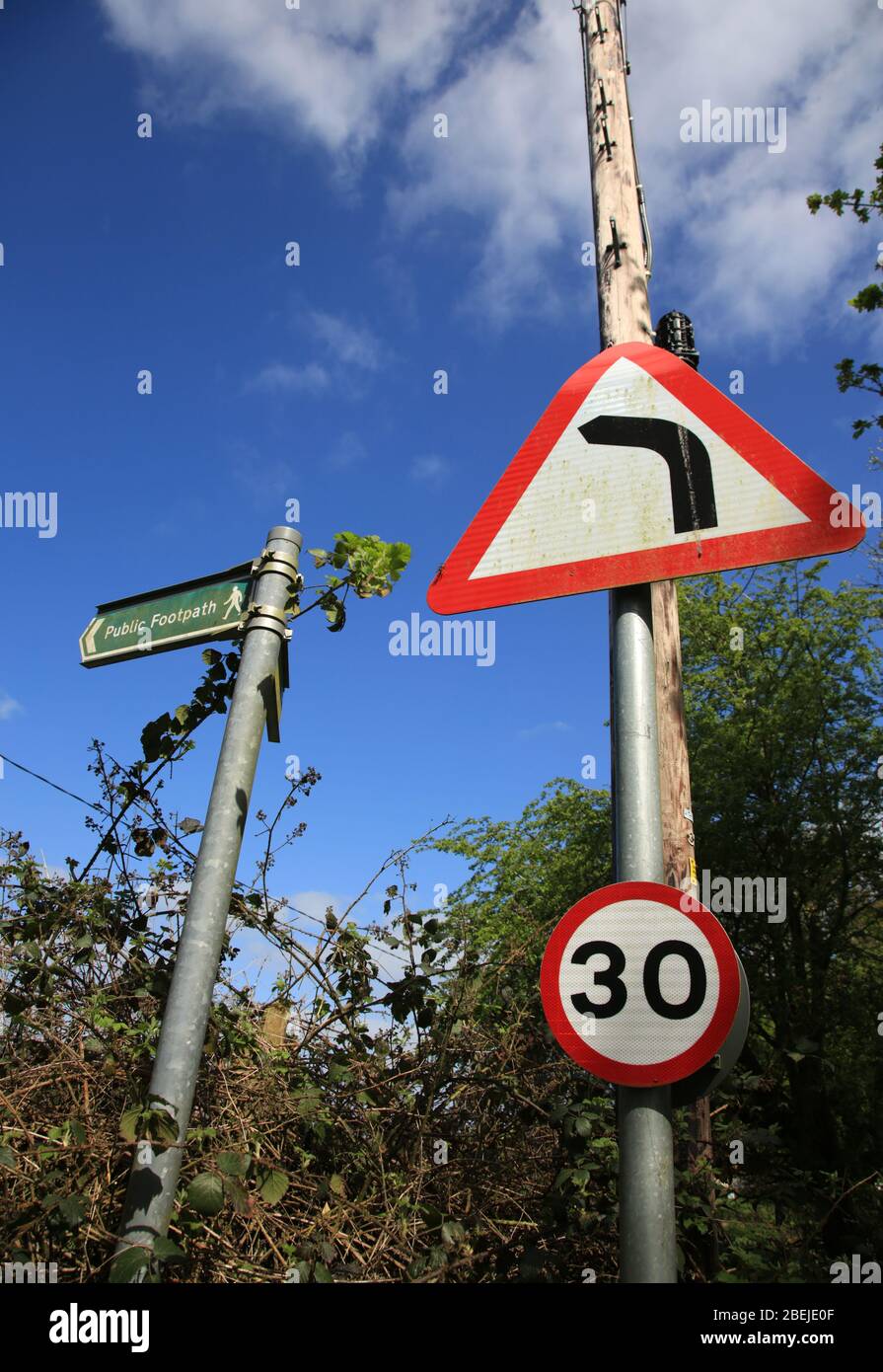 Straßenschilder auf einer britischen Landstraße. Stockfoto