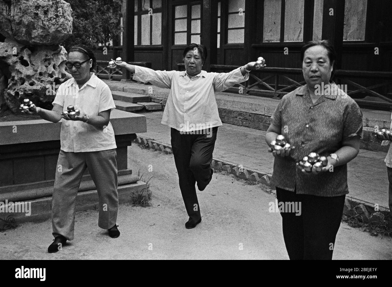 Im Jahr 1989 ein alter Mann, der einen Fitnessball in einem Park in der Provinz Baoding Hebei trainiert Stockfoto