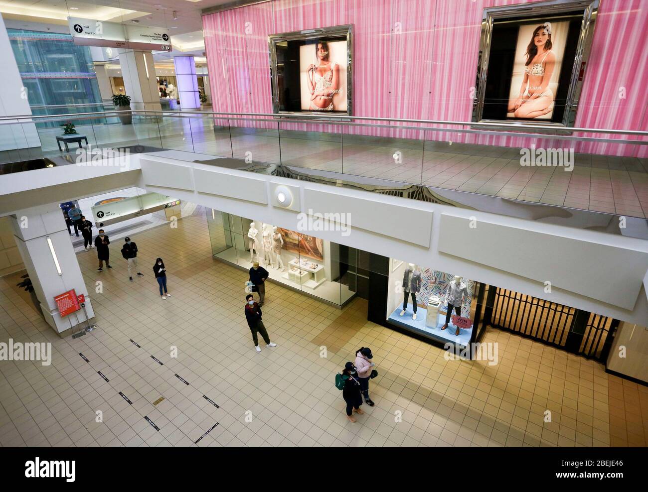 Burnaby, Kanada. April 2020. Die Menschen stehen mit sozialer Distanz an, während sie darauf warten, Lebensmittel im Einkaufszentrum Metrotown in Burnaby, Kanada, am 14. April 2020 zu kaufen. Kanada hat mehr als 25,500 COVID-19 Fälle, darunter 735 Todesfälle, seit Montag Nachmittag berichtet, nach einer Zählung von Johns Hopkins University. Kredit: Liang Sen/Xinhua/Alamy Live News Stockfoto