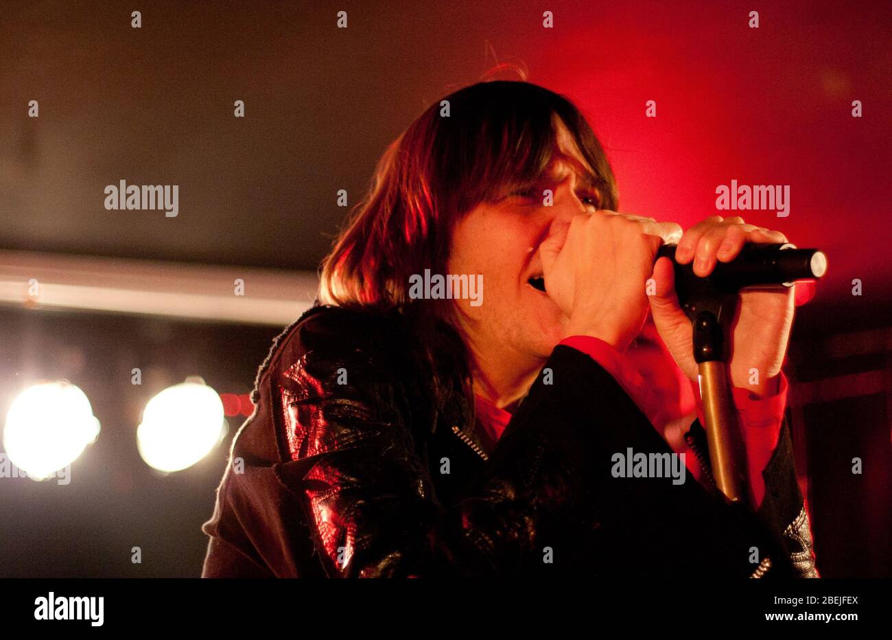 Polen, Tschenstochau - 16. März 2012: Konzert der Polnischen Band Wilki mit Robert Gawlinski, Musikclub Zero Stockfoto