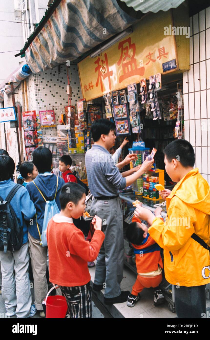 Im Jahr 1999 Guangzhou Wohngebiet war ziemlich attraktiv für Kinder Stockfoto