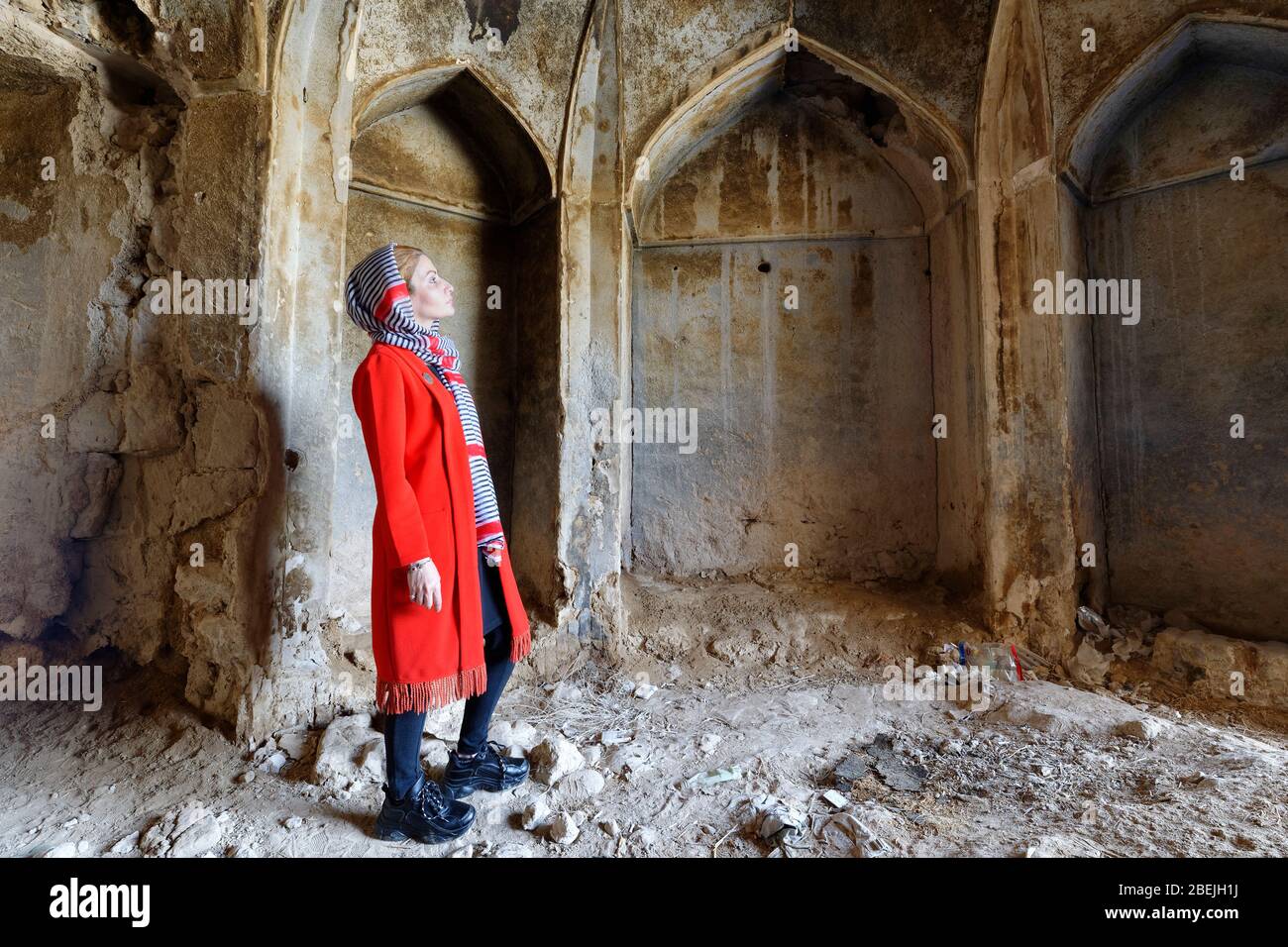 Iranerin in den Ruinen der Burg Qatruyeh, Provinz Fars, Iran, Asien Stockfoto