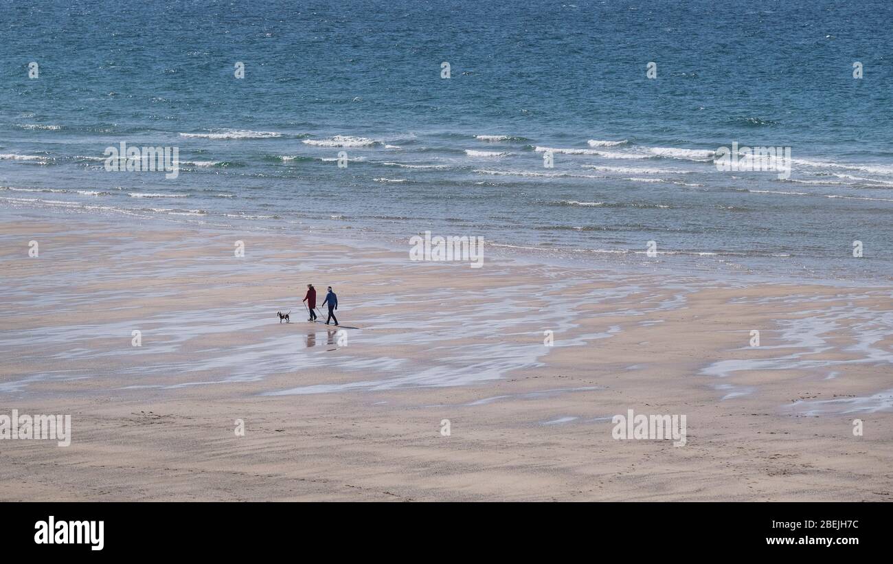Aufgrund des Coronavirus Covid 19 Pandemie Menschen soziale Distanzierung auf Fistral Beach in Newquay in Cornwall. Stockfoto