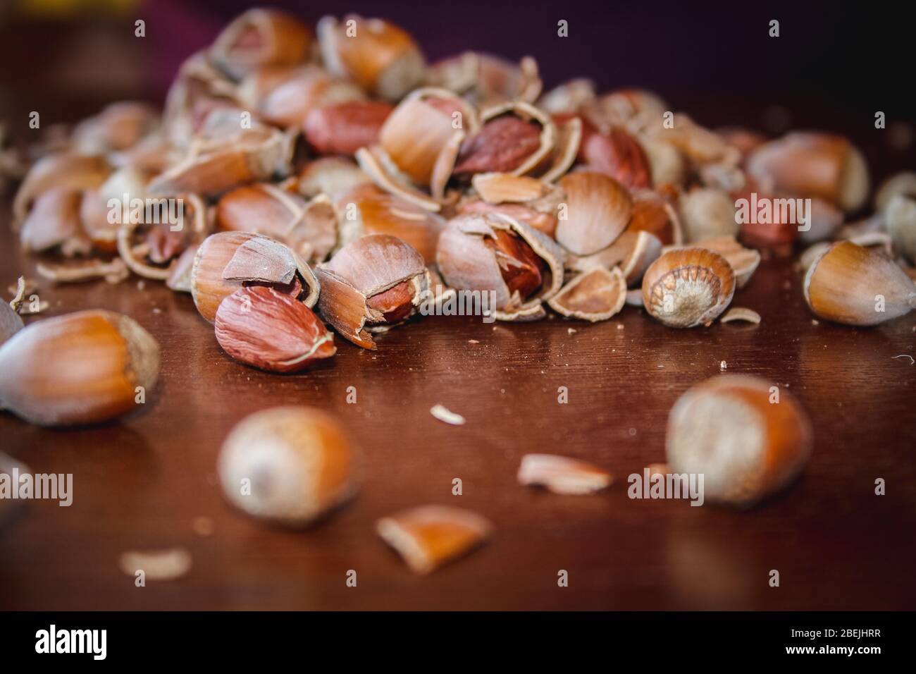 Frische Haselnüsse auf einem Holztisch Stockfoto