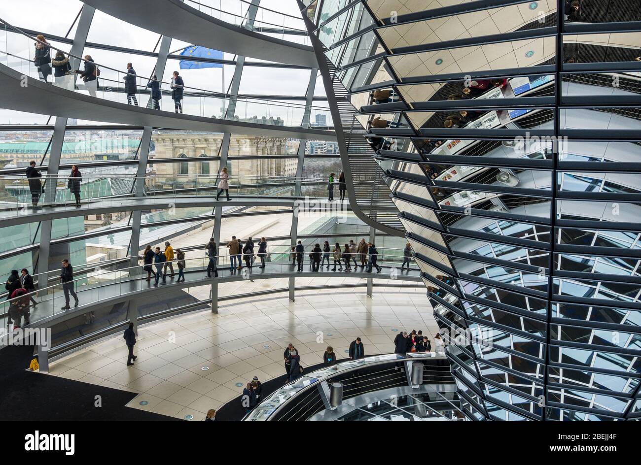 Das Innere des Reichstagsgebäudes, eine Glaskuppel-Struktur, die von Sir Norman Foster entworfen wurde und in der sich der Deutsche Bundestag oder der Deutsche Bundestag befinden Stockfoto