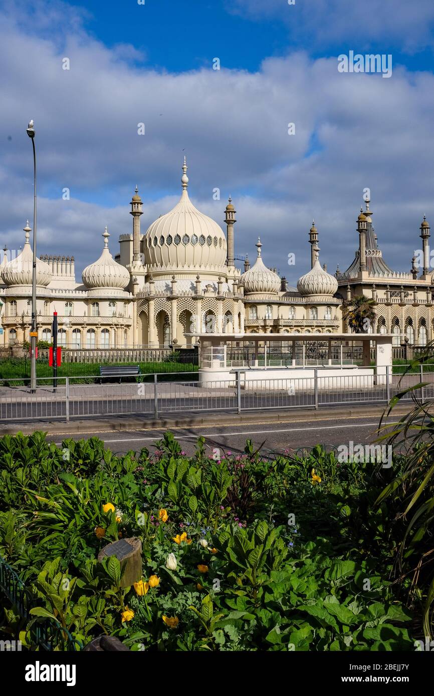 Brighton UK 14. April 2020 - während der normalen Hauptverkehrszeit sind die Straßen rund um den Royal Pavilion in Brighton leer, da in Großbritannien durch die Pandemiekrise Coronavirus COVID-19 weiterhin gesperrt wird. Quelle: Simon Dack / Alamy Live News Stockfoto