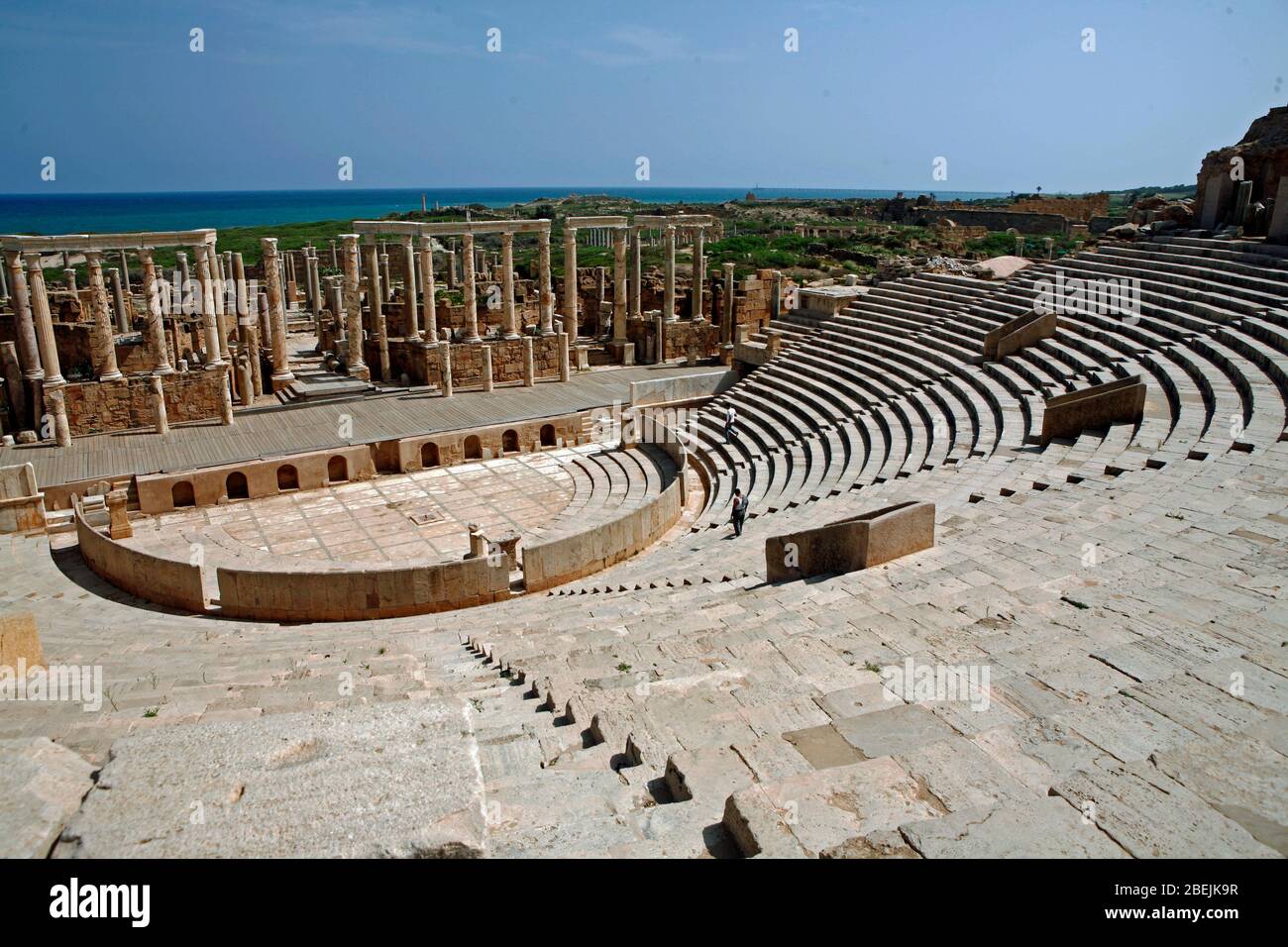 Antike Ruinen des römischen Theaters an der archäologischen Stätte Leptis Magna, Libyen Stockfoto