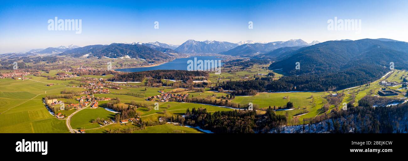 Tegernsee in den bayerischen Alpen. Luftpanorama. Feder. Deutschland Stockfoto