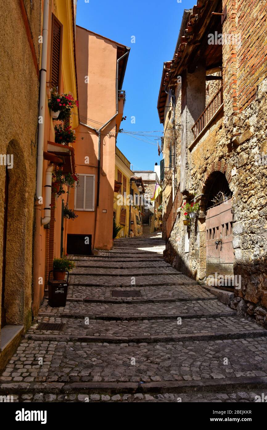 Eine enge Straße zwischen den alten Häusern von Priverno, Italien Stockfoto