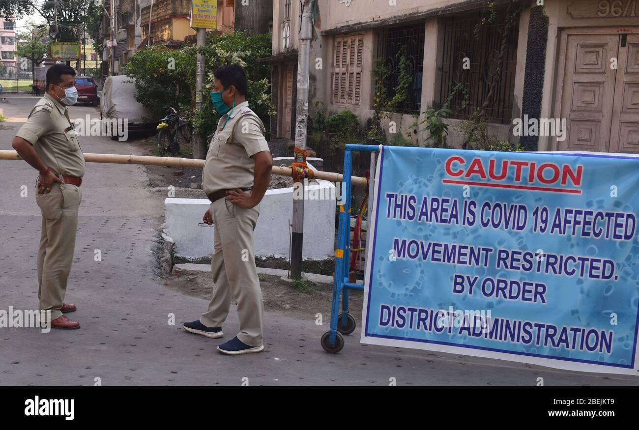 Kalkutta, Indien. April 2020. Polizeibeamte sind während der landesweiten Sperrung in Kalkutta, Indien, am 13. April 2020 im Dienst. Indiens Bundesgesundheitsministerium sagte am Dienstag Morgen, dass die Zahl der Todesopfer aufgrund der COVID-19 in Indien auf 339 gestiegen sei und die Gesamtzahl der bestätigten Fälle im Land 10,363 erreichte. Kredit: Str/Xinhua/Alamy Live News Stockfoto