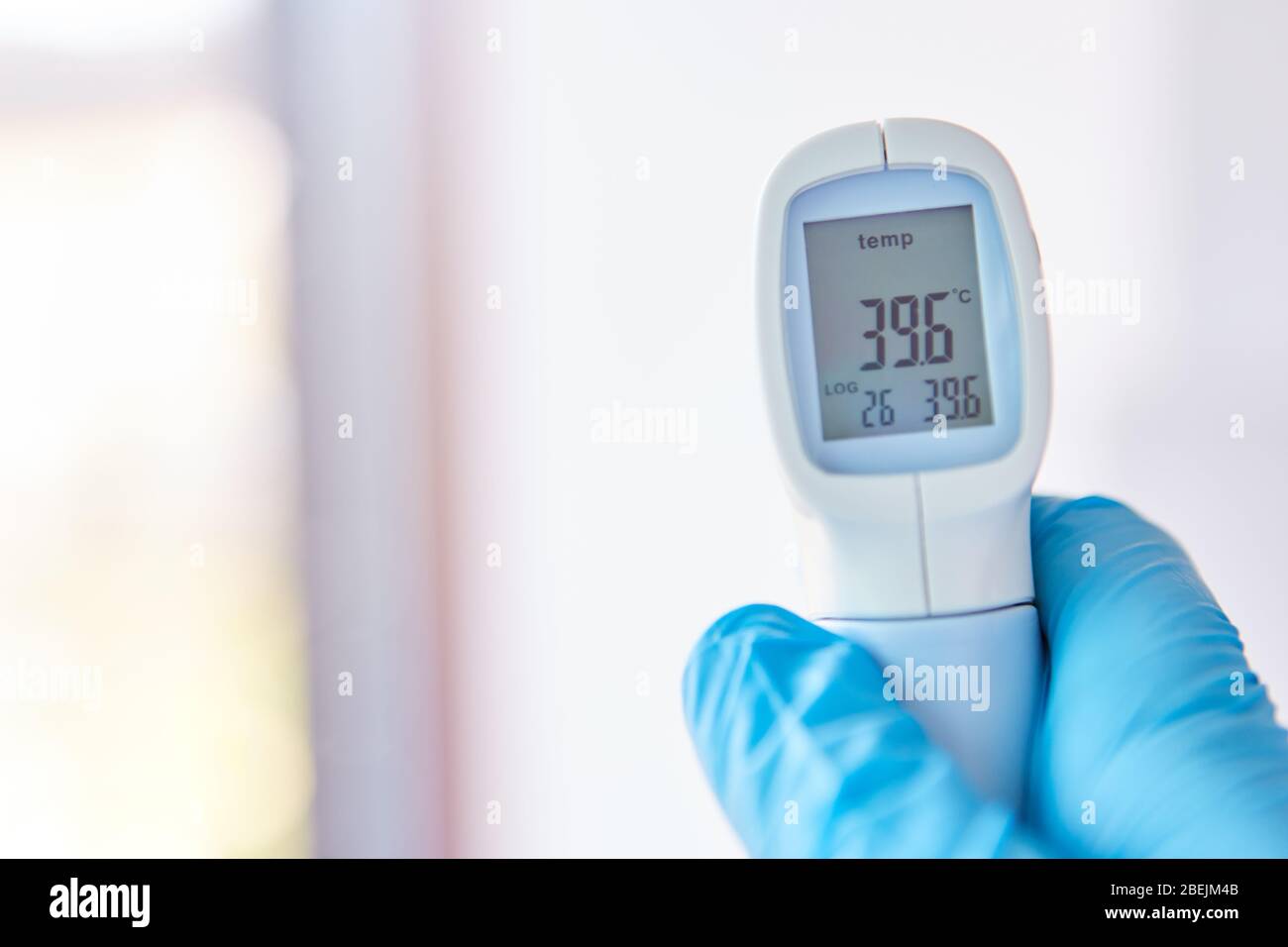 Das Display des klinischen Thermometers zeigt Fieber bei Covid-19-Patienten mit Coronavirus-Epidemie im Krankenhaus Stockfoto