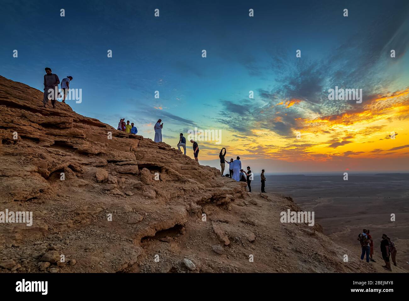 Edge of the World, ein Naturdenkmal und beliebtes Touristenziel in der Nähe von Riad - Saudi Arabien.08-Nov-2019. Selektiver Fokus und Hintergrund verschwommen. Stockfoto