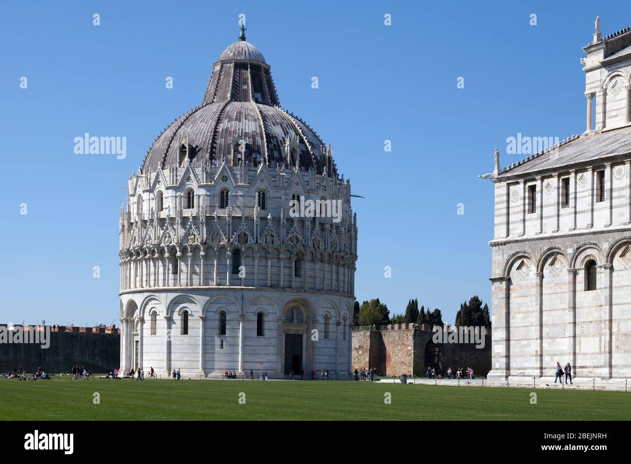 Pisa, Italien - März 31 2019: Piazza dei Miracoli mit dem Baptisterium von Pisa, der Kathedrale von Pisa und einem Teilblick auf die Stadtmauern. Stockfoto