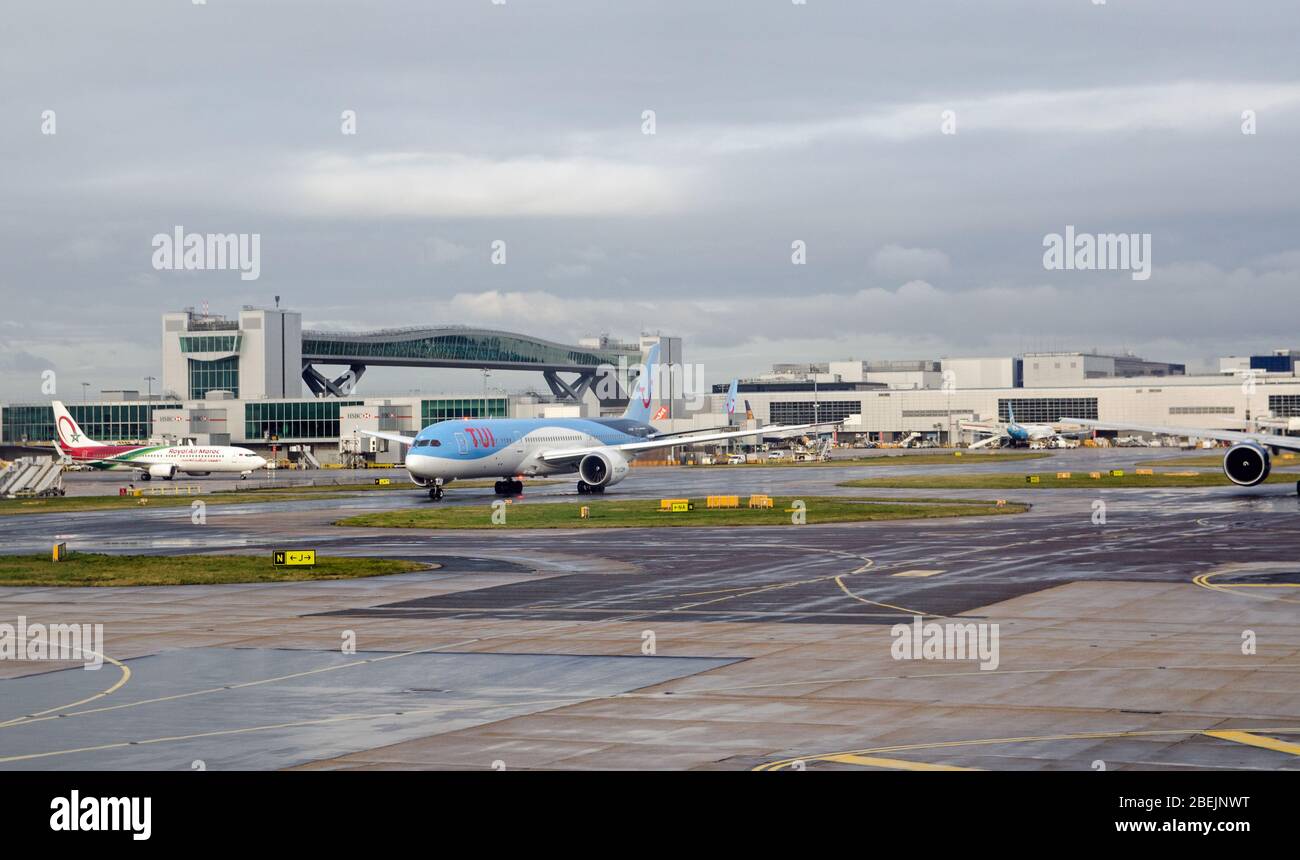 Gatwick, Großbritannien - 3. Januar 2020: Flugzeuge der Fluggesellschaften TUI und Royal Air Maroc bereiten sich auf den Flug vom Flughafen Gatwick in Sussex an einem sonnigen Januarmorgen vor Stockfoto