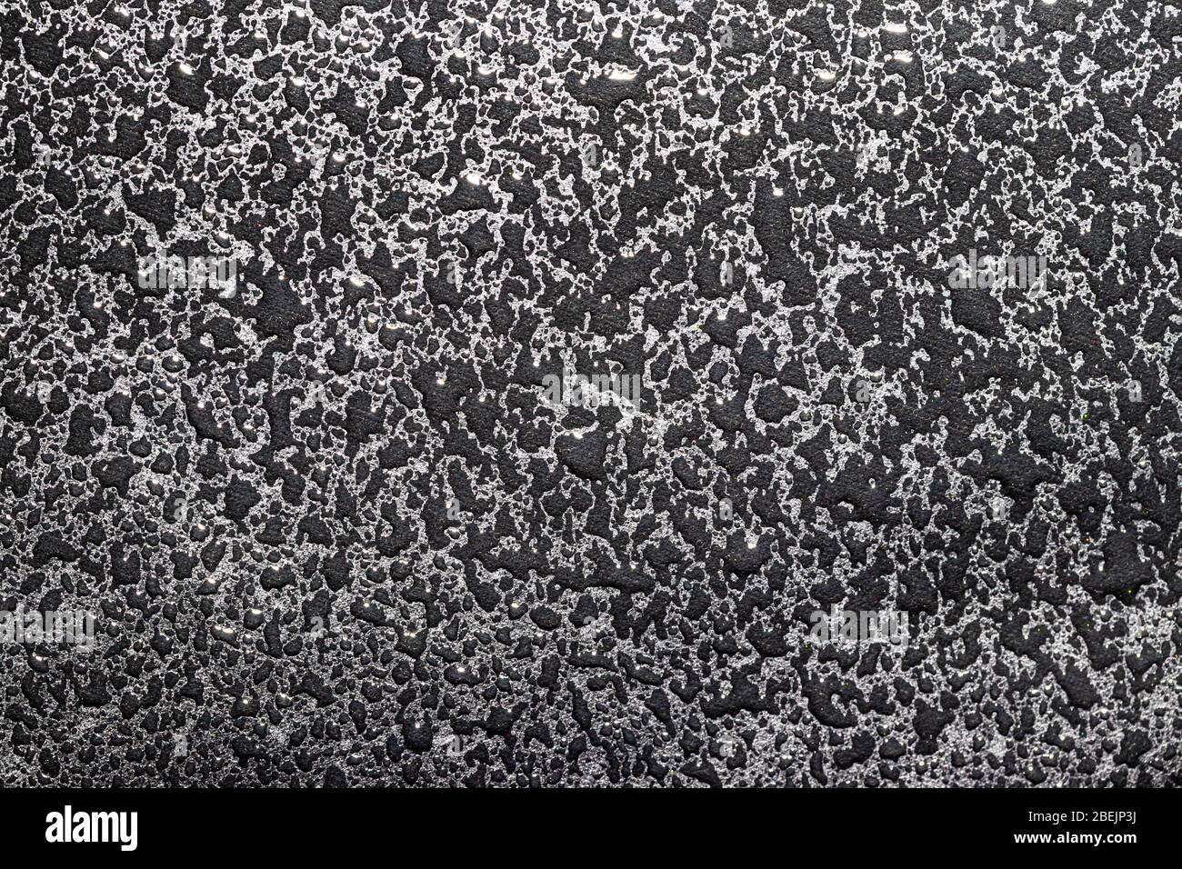 Makro Wasser Tropfen Textur auf einem schwarzen Hintergrund. Abstraktes Muster oder leer für Design. Stockfoto