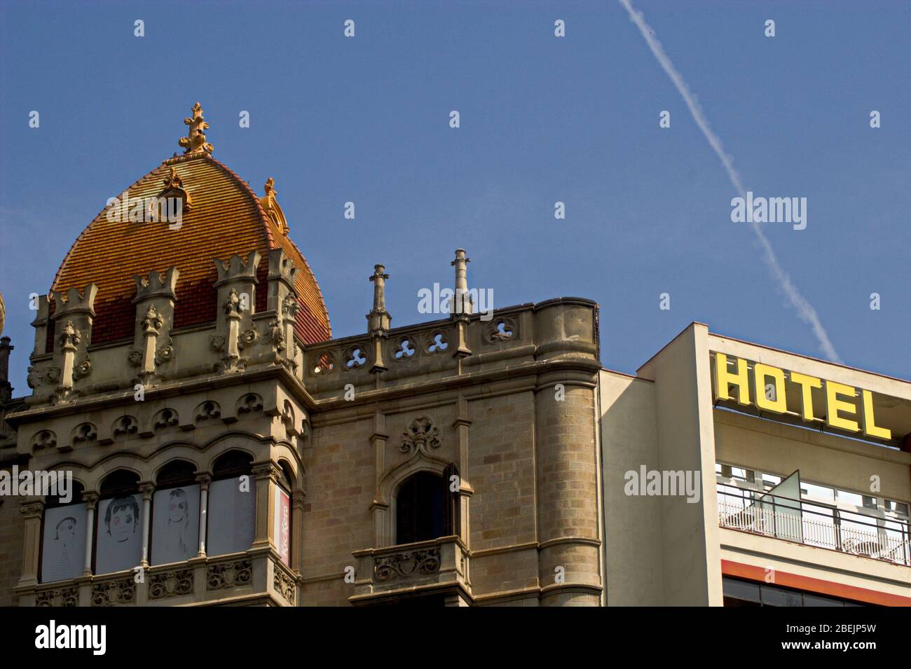 Barcelona, Spanien / Juni 2012: Gegenüberstellung von alten und modernen Gebäuden Stockfoto
