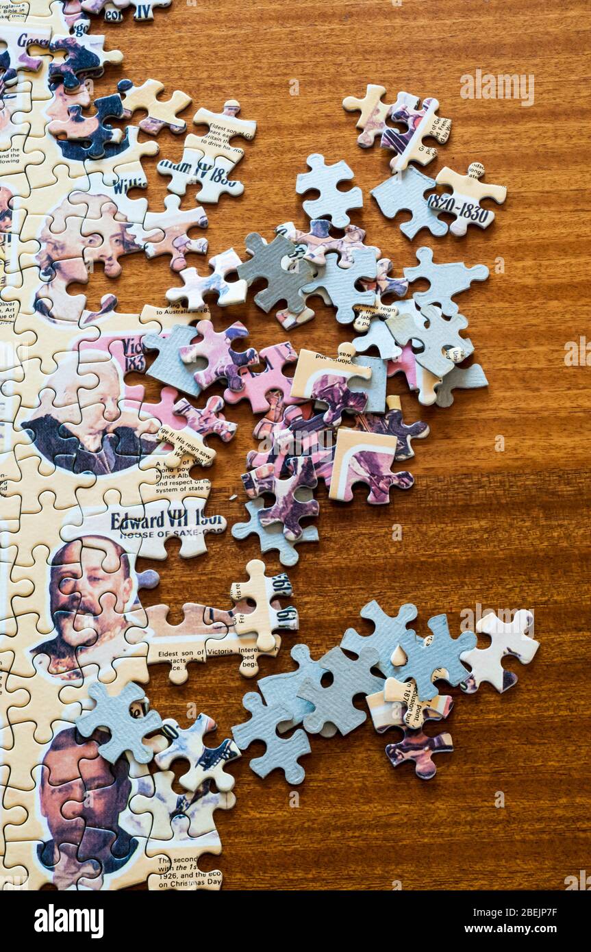 Stichsäge Und Ein Teilweise Fertiggestellten Puzzle Auf Einem Holztisch  Stockfotografie - Alamy