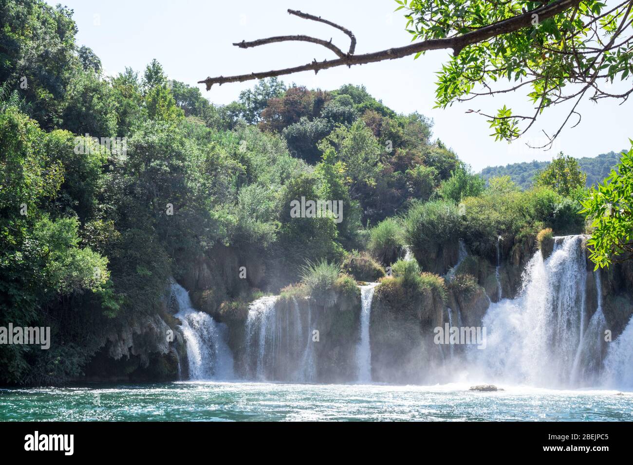 Atemberaubende Aussicht Wasserfälle des Nationalparks Krka, sonniger Tag, Sommersaison mit viel Grün und Bäumen, Kroatien Stockfoto